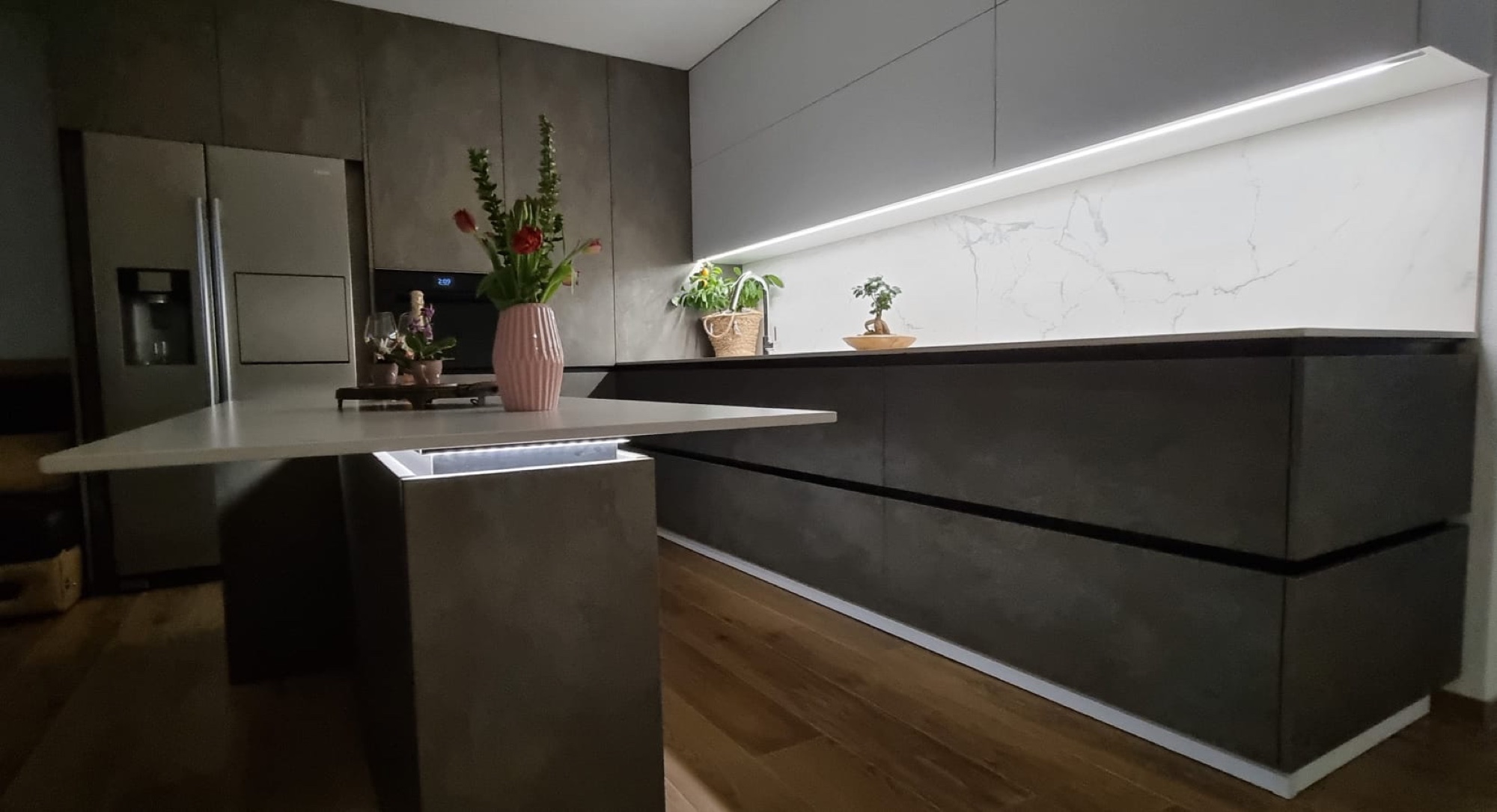 Moderne Maßküche in Beton-Optik mit Marmor von SVILL CONCEPT